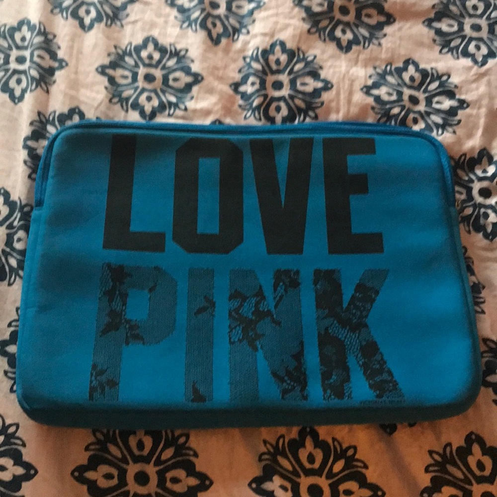 PINK padded laptop case with zipper closure.